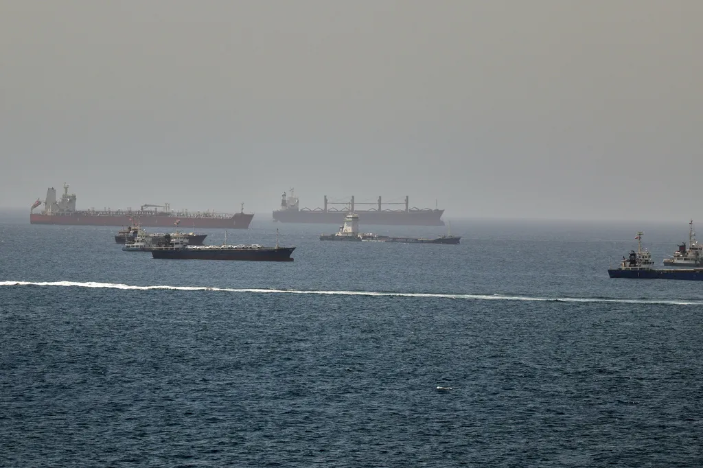 Nafta curi iz nasukanog tankera kod obale Omana