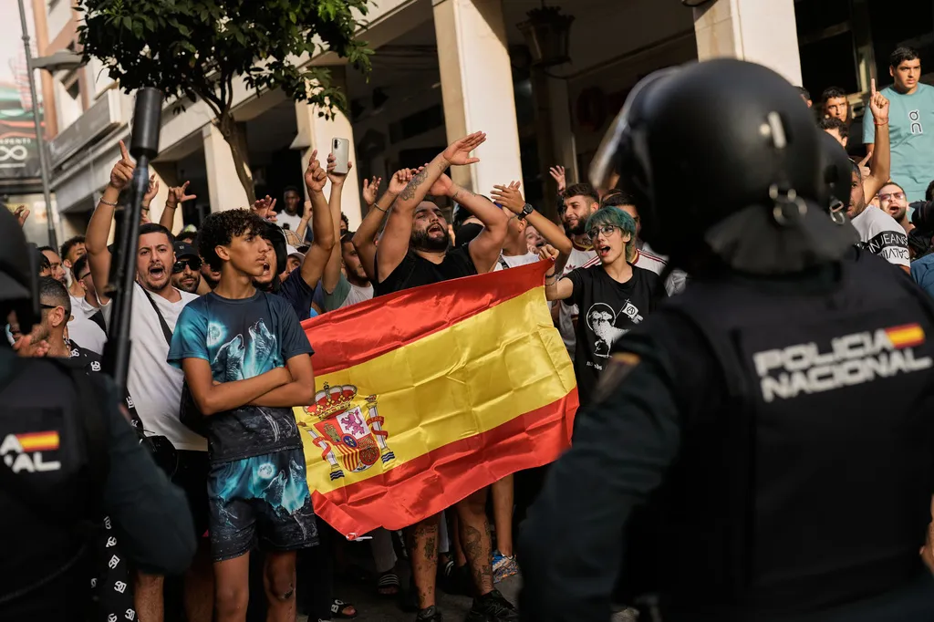 Protest desnice i kontraskup u Seuti, policija sprečavala sukobe