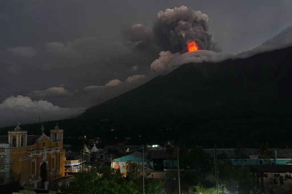 Erupcija vulkana Fuego primorala hiljade ljudi na evakuaciju u Gvatemali