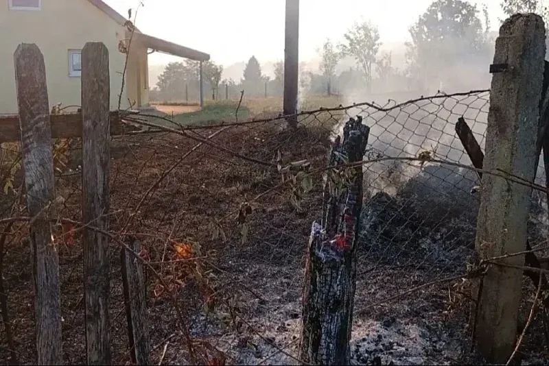 Banjalučanin pijan zapalio vatru na njivi, požar se proširio i "progutao" kuću