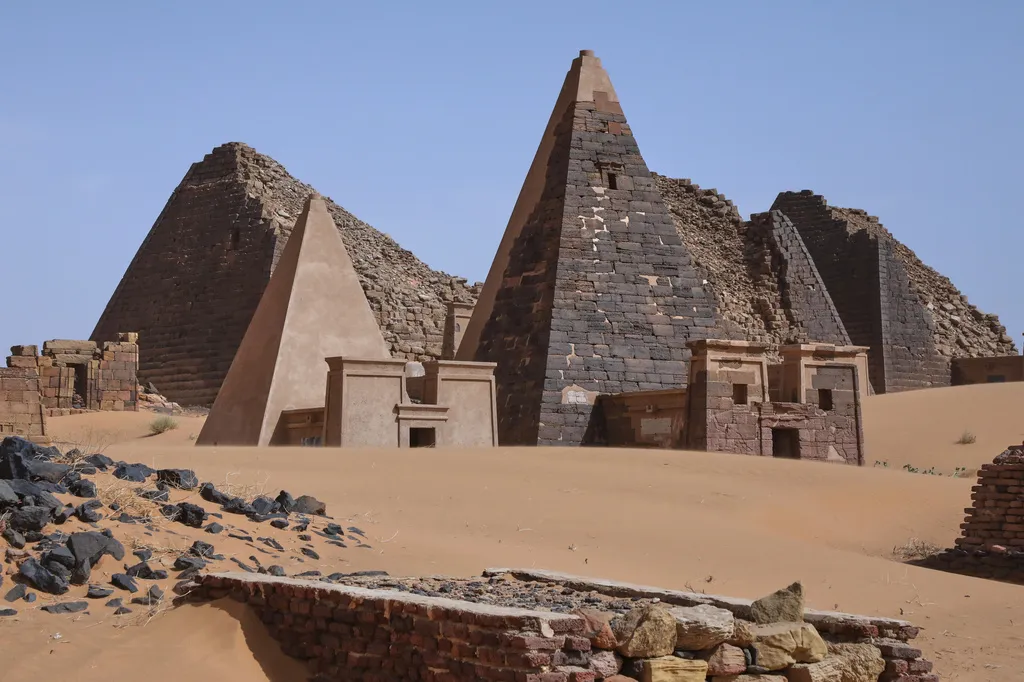Rat i pijesak prijete drevnim piramidama Meroe u Sudanu