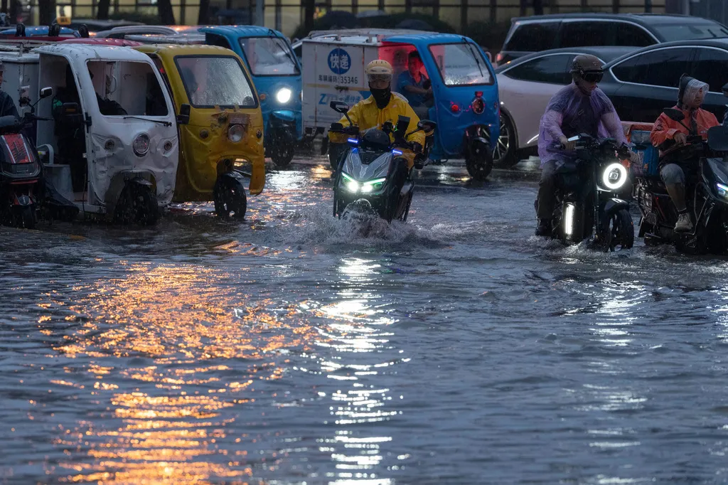 Poplave u Kini, evakuisano skoro 30.000 ljudi