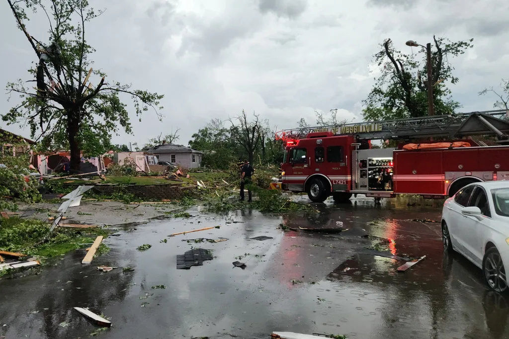 Troje ljudi poginulo u tornadima i olujama na Srednjem zapadu SAD, 700.000 bez struje