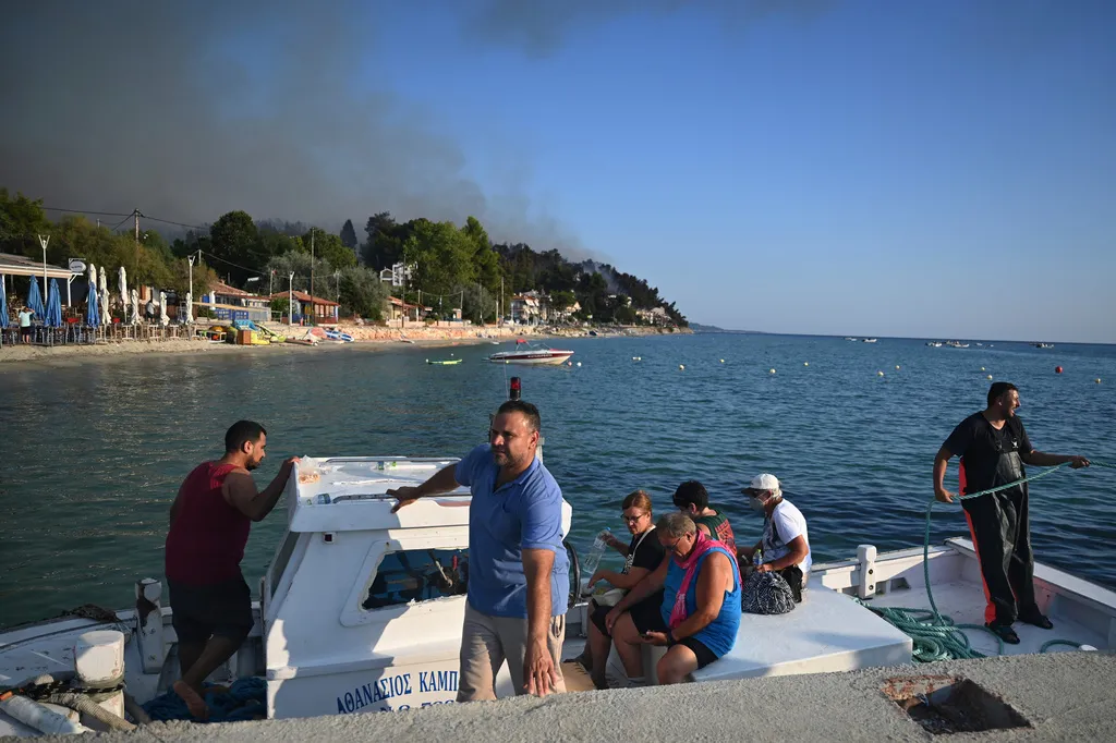 Evakuacija iz ljetovališta Siviri u Grčkoj zbog požara, vatra oštetila kuće