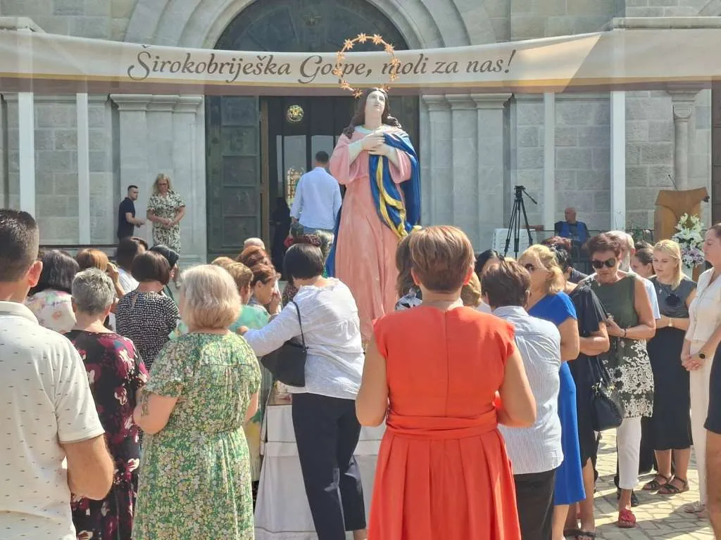 Katolici slave Veliku Gospu: Hiljade vjernika u marijanskim svetištima diljem BiH
