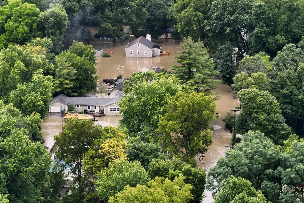 Rekordne poplave potopile dijelove Indiane: Najmanje šest mrtvih