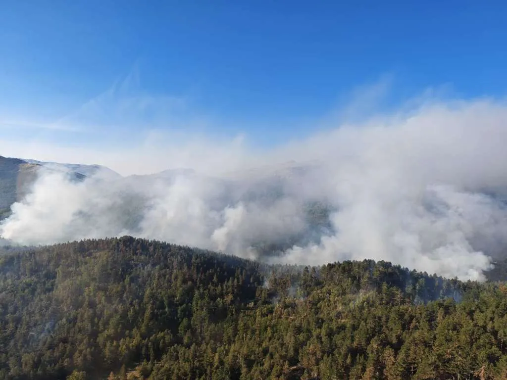 Dinara gori već danima: Planinari traže hitnu pomoć, izgorjelo više od 1.000 hektara šume