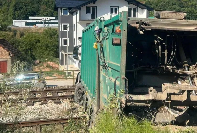 Otazani vozovi iz Sarajeva prema tri grada, kamion "Rada" nakon nesreće završio na pruzi