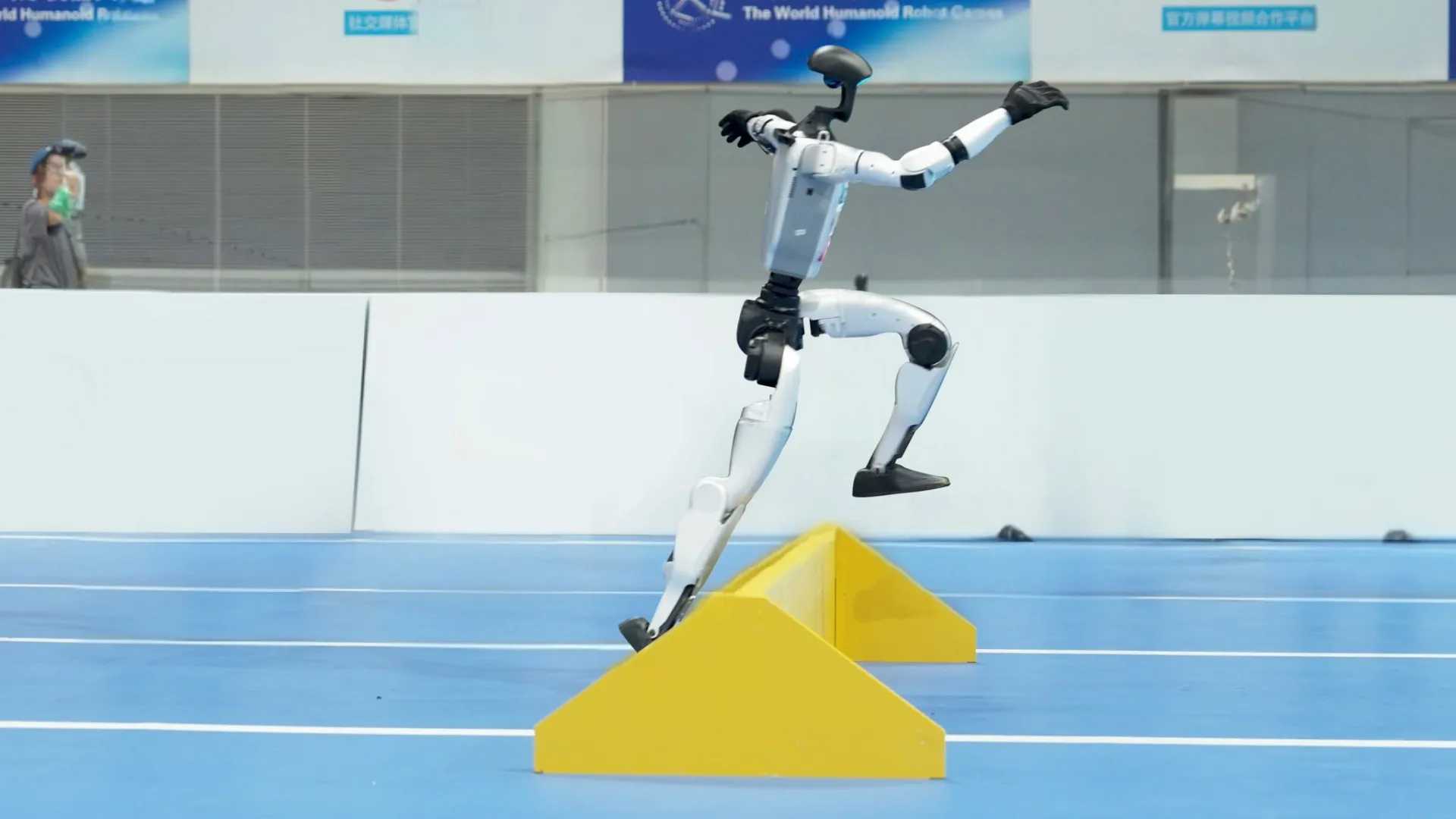 Kineska kompanija Unitree predstavila humanoidnog robota "Supermana" koji je brži od čovjeka