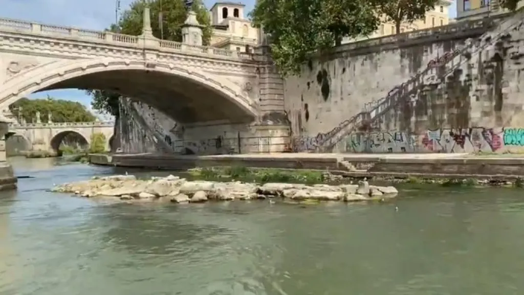 Suša u Rimu otkrila ostatke antičkog mosta u Tibru