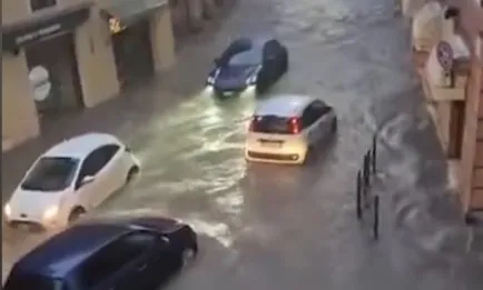 Snažno nevrijeme pogodilo Italiju: Poplave i odroni odsjekli mjesta