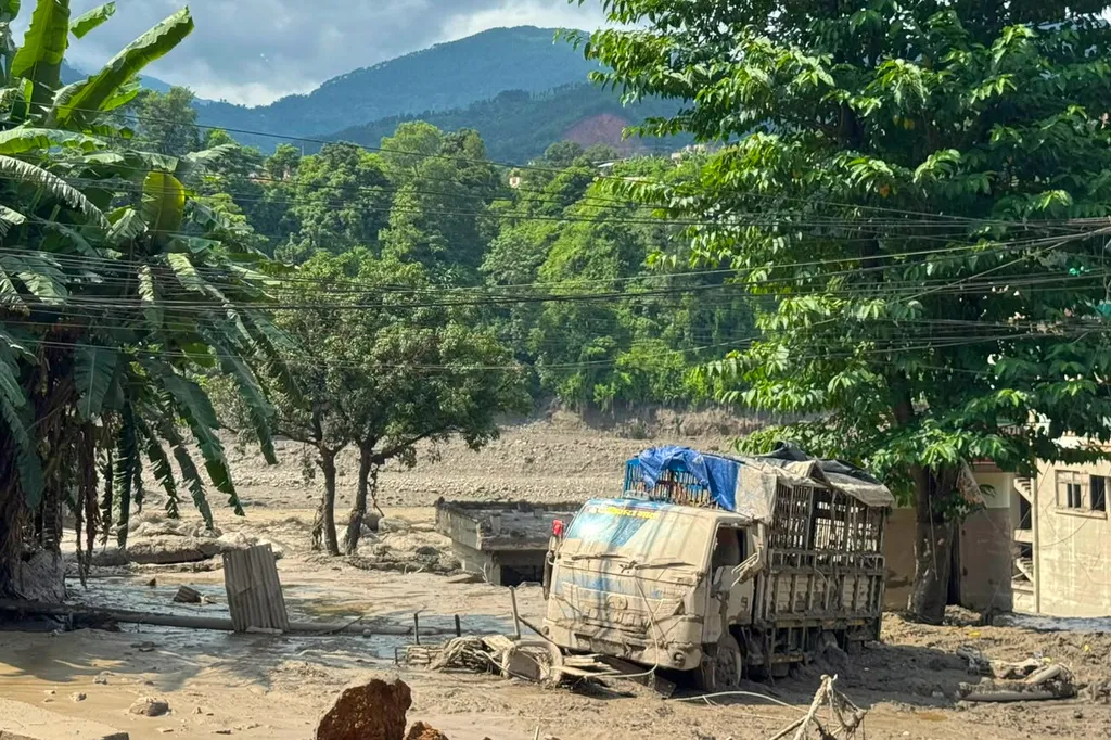 Haos u Nepalu: Najmanje 18 mrtvih, oko 400 turista nestalo