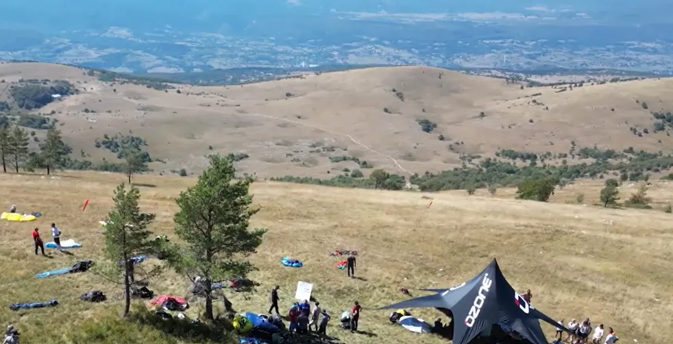 „Desant na Drvar“: Više od 50 paraglajdera osvojilo nebo iznad Drvara