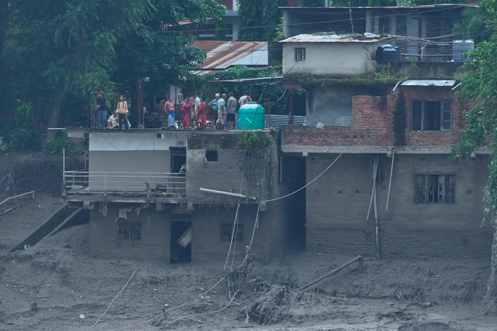 Broj žrtava poplava u Nepalu skoro 360 