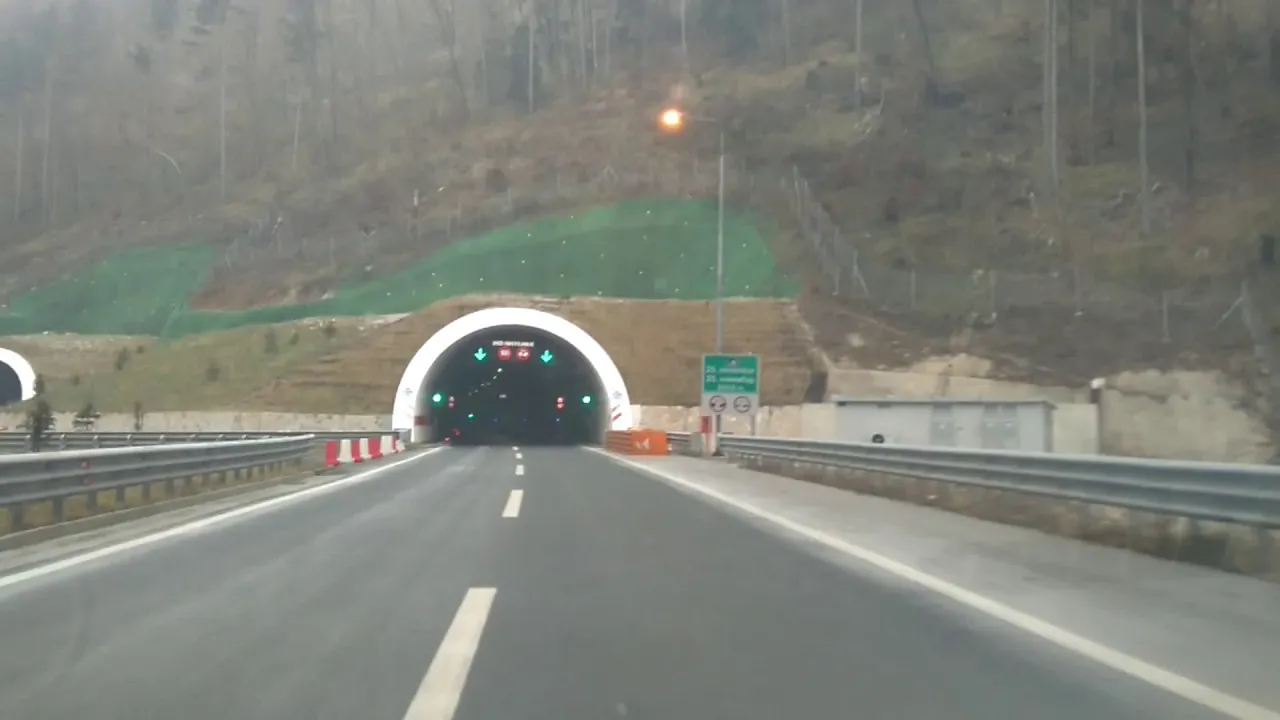 Zbog kvara opreme otežan saobraćaj kroz tunel "25. novembar"