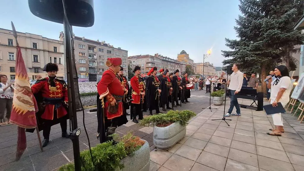 Kravat pukovnija oduševila građane Sarajeva: Istorija, kultura i tradicija na Šetnici kulture