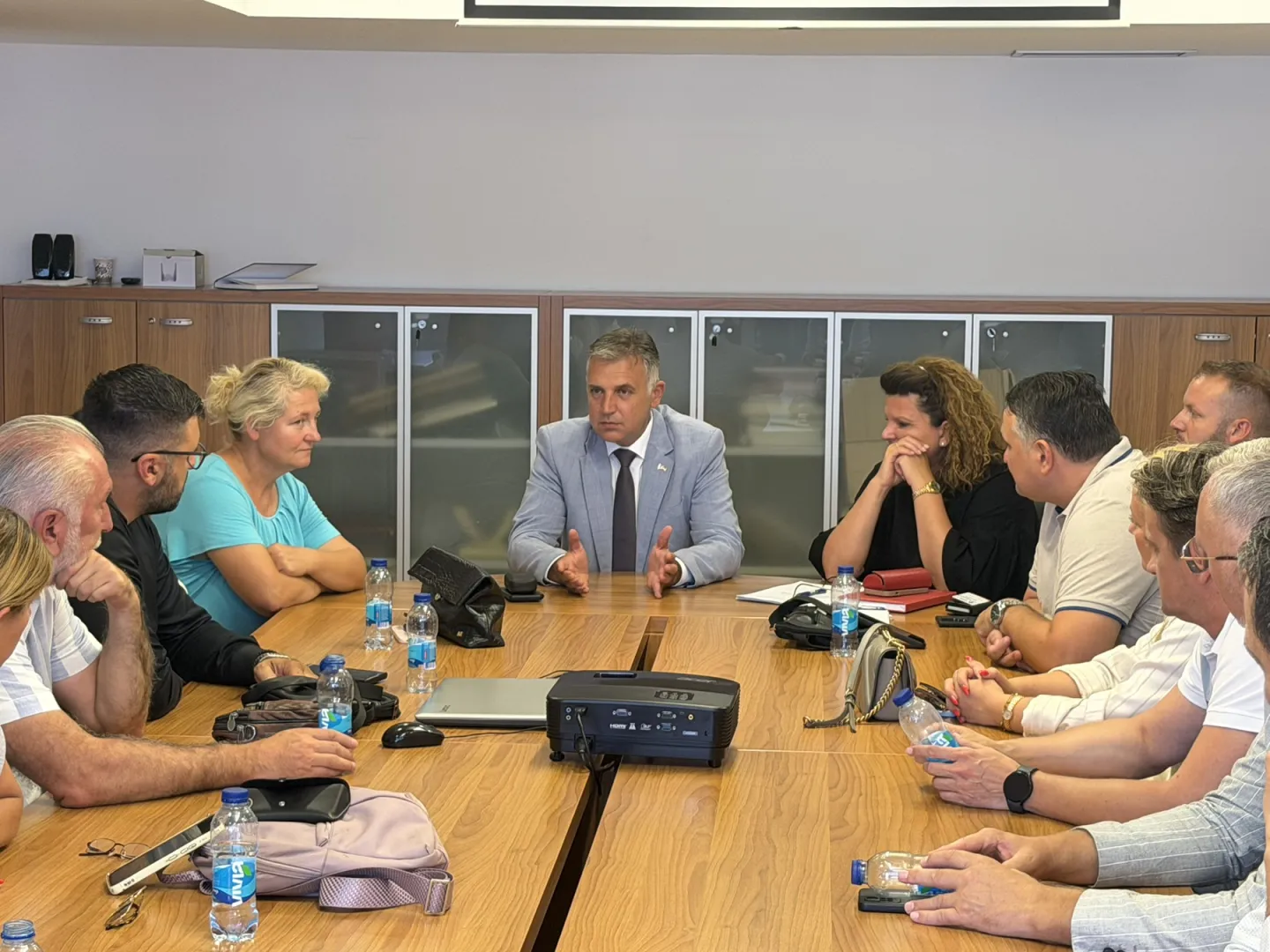 Golubović sa direktorima škola: Vrućine mogu skratiti časove, a za uniforme potrebna saglasnost Ministarstva