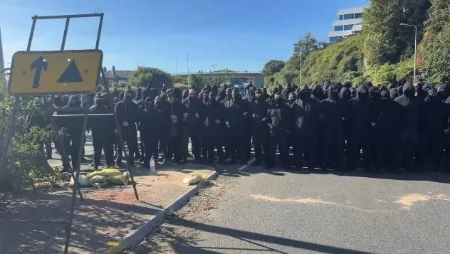 Maskirani demonstranti blokirali prilaze luci Dover u Engleskoj