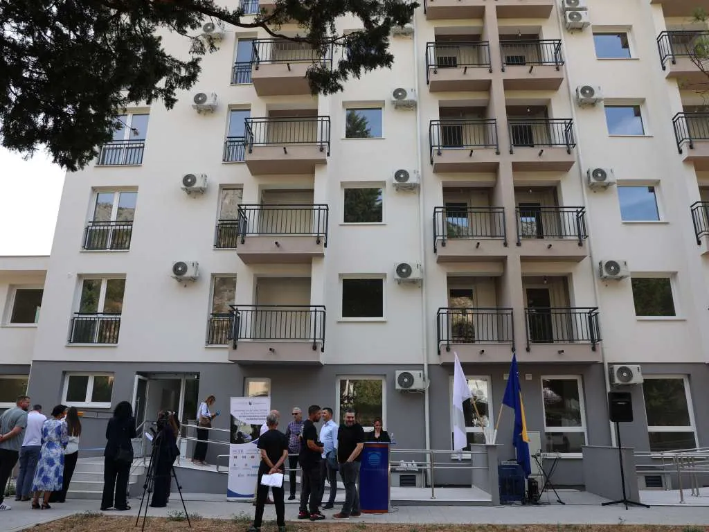 Iz kolektivnog smještaja u vlastiti dom: Uručeni ključevi za 24 porodice u Mostaru