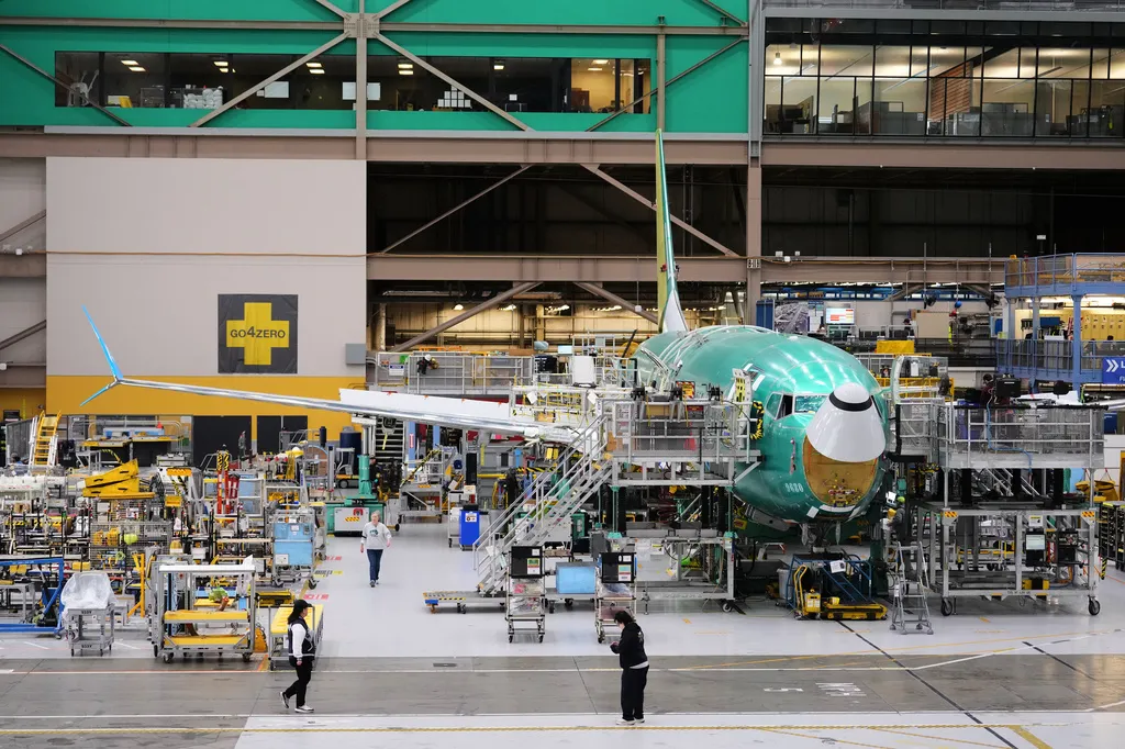 Boeing 737 se raspadao u vazduhu, avion prinudno sletio u Mashhadu