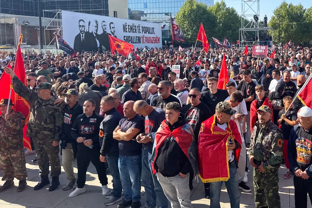 Demonstranti razbili prozore na zgradi Vlade u Prištini, pokušavaju probiti policijski kordon