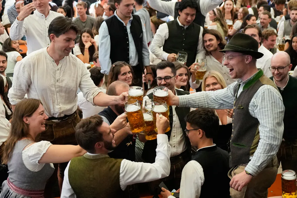 Gdje se na Oktoberfestu pije iz kamenih krčaga i zašto svi žele tamo?