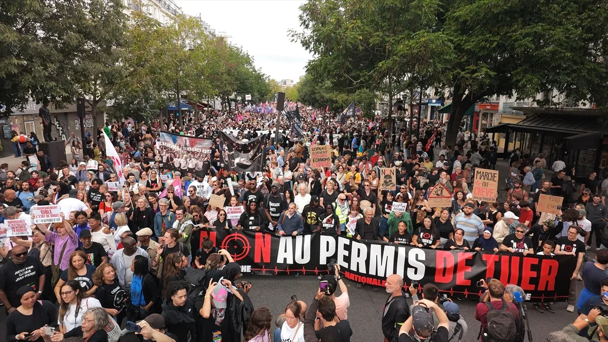 Val protesta preplavio Francusku zbog zakona o upotrebi vatrenog oružja