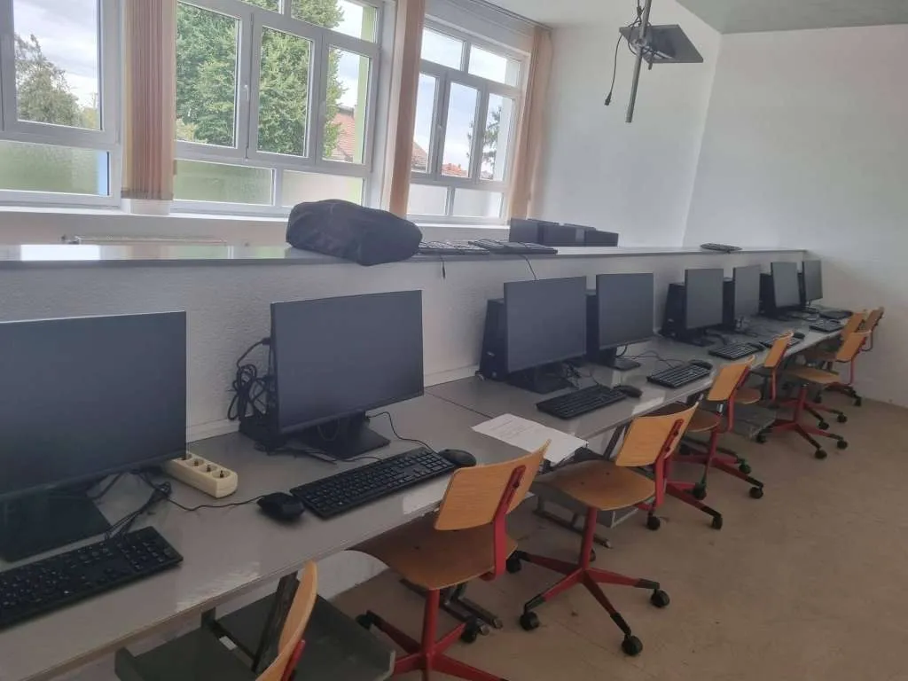 Više od 70 povratničkih škola dobilo "pametne učionice"
