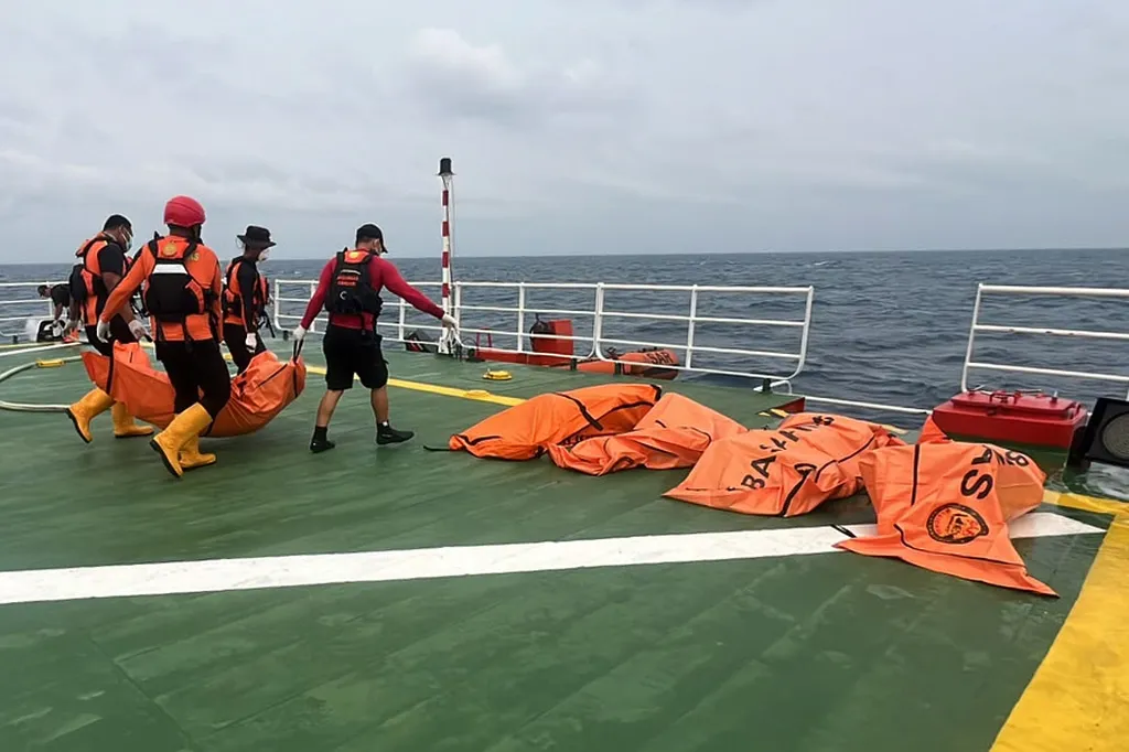 Broj poginulih u prevrtanju trajekta u Indoneziji porastao na 64