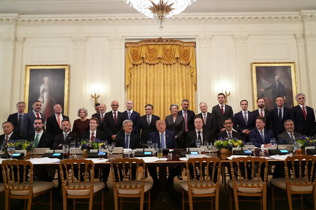 Trump i lideri kompanija potpisali moralno obavezujući dokument o AI, preimenovan i izraz vještačka inteligencija