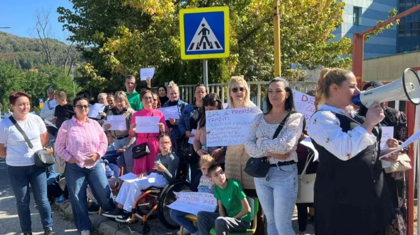 Majke protestovale ispred UKC-a Tuzla: Ne želimo više da molimo, želimo da nam liječe djecu