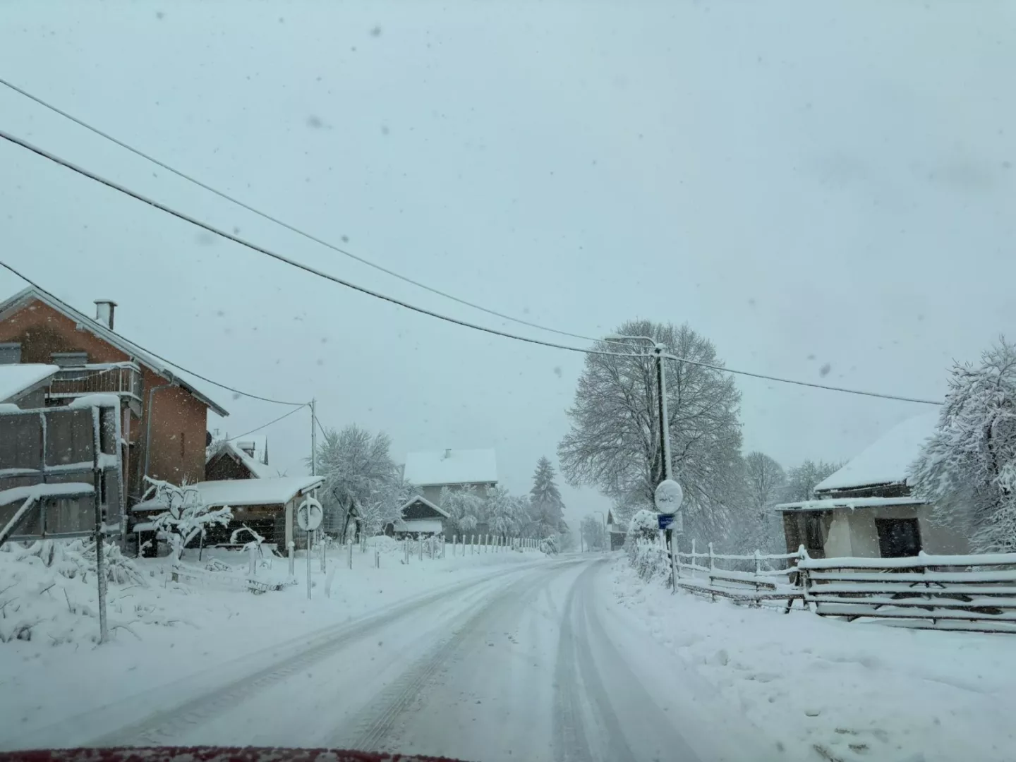 Stanje na putevima u BiH: Mokri i klizavi kolovozi, učestali odroni
